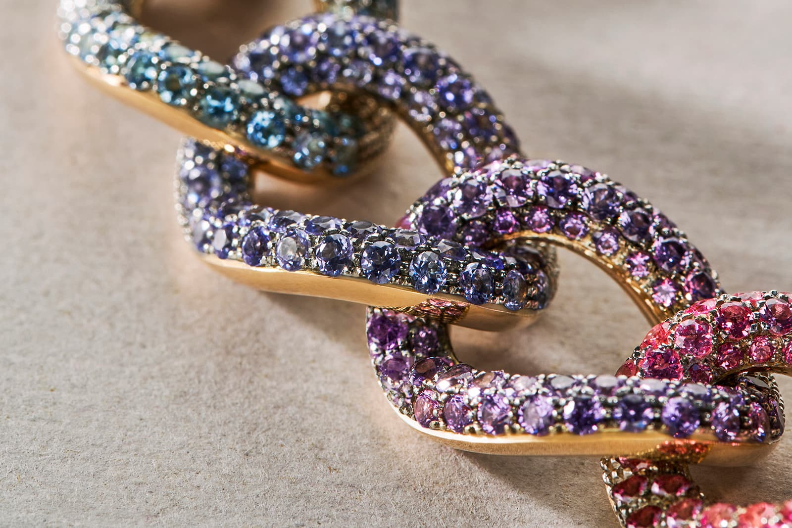  Sapphires, emeralds, tourmalines, spinels, tsavorites, garnets, rubies, tanzanites, aquamarines, topazes and diamonds are combined to create the graduated effect