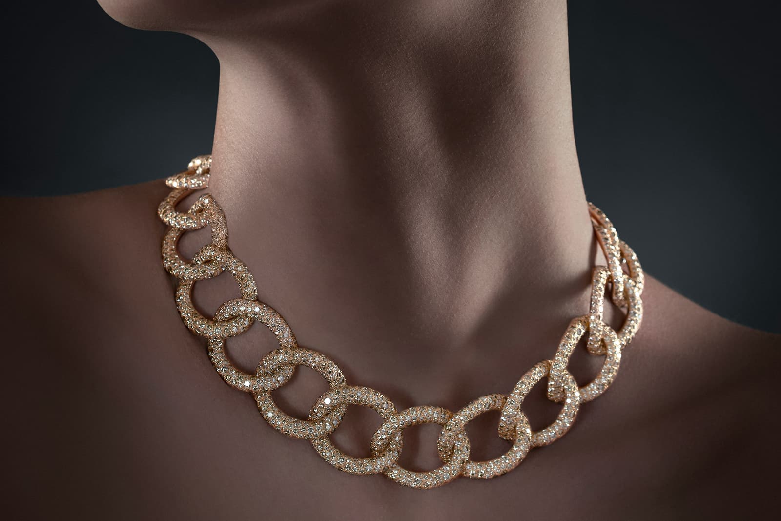  21 gold links scintillate with almost 3,000 diamonds set in pink gold