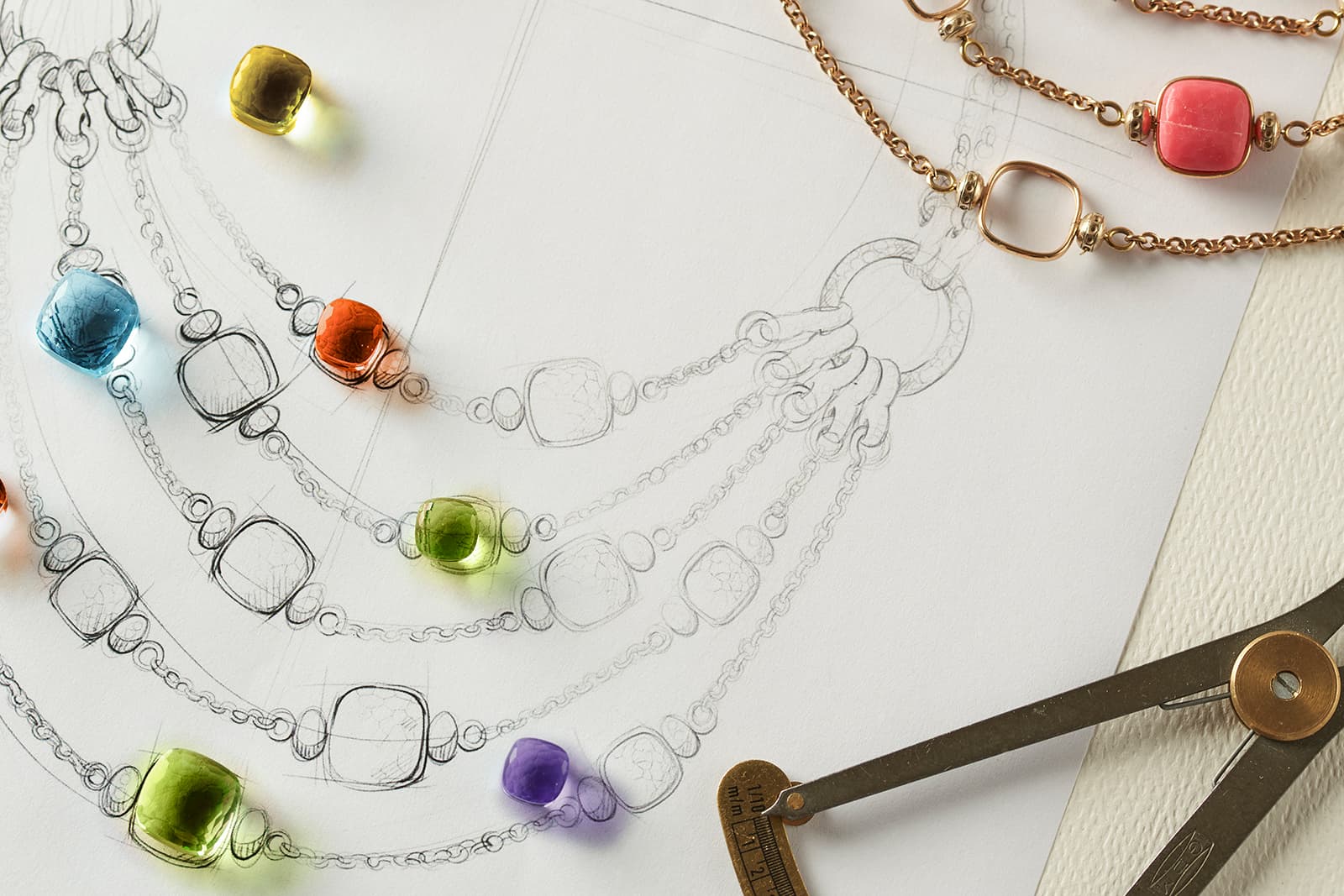  The necklace delivers an intense explosion of colour