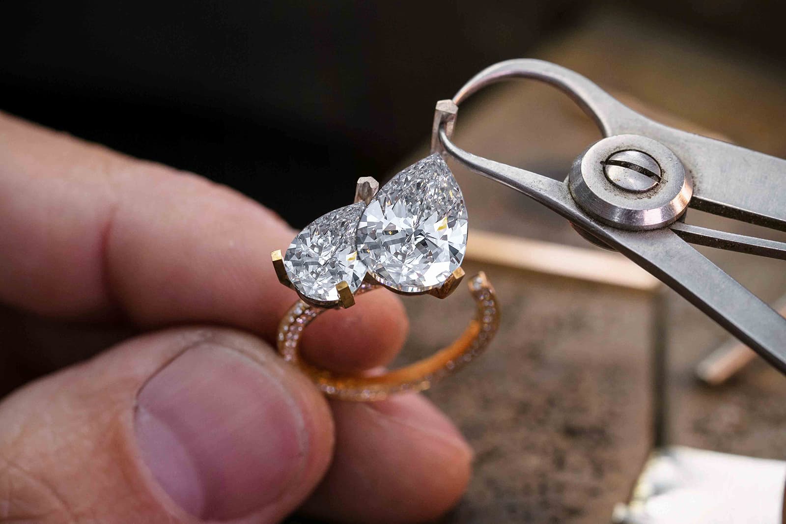 The Voltige Acrobates ring features a 5.04 carat and 2.01 carat pear shape diamond, which have been ingeniously set so that they overlap 