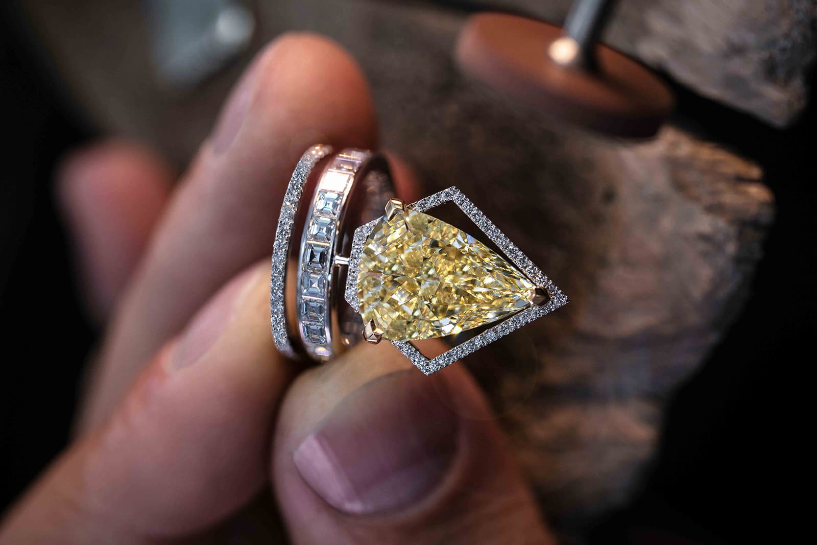  The diamond-shaped pavé frame, accompanied by baguette cut diamonds, serves as a trapeze for the yellow diamond 