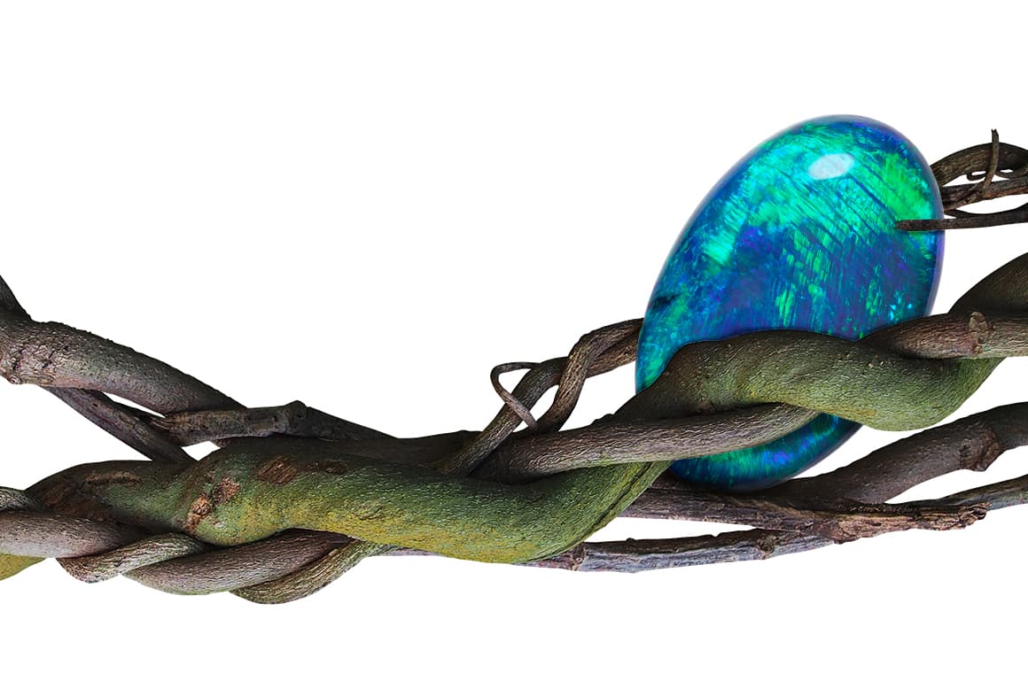  The Amarante necklace invites us on a journey to the mysterious heart of Nature