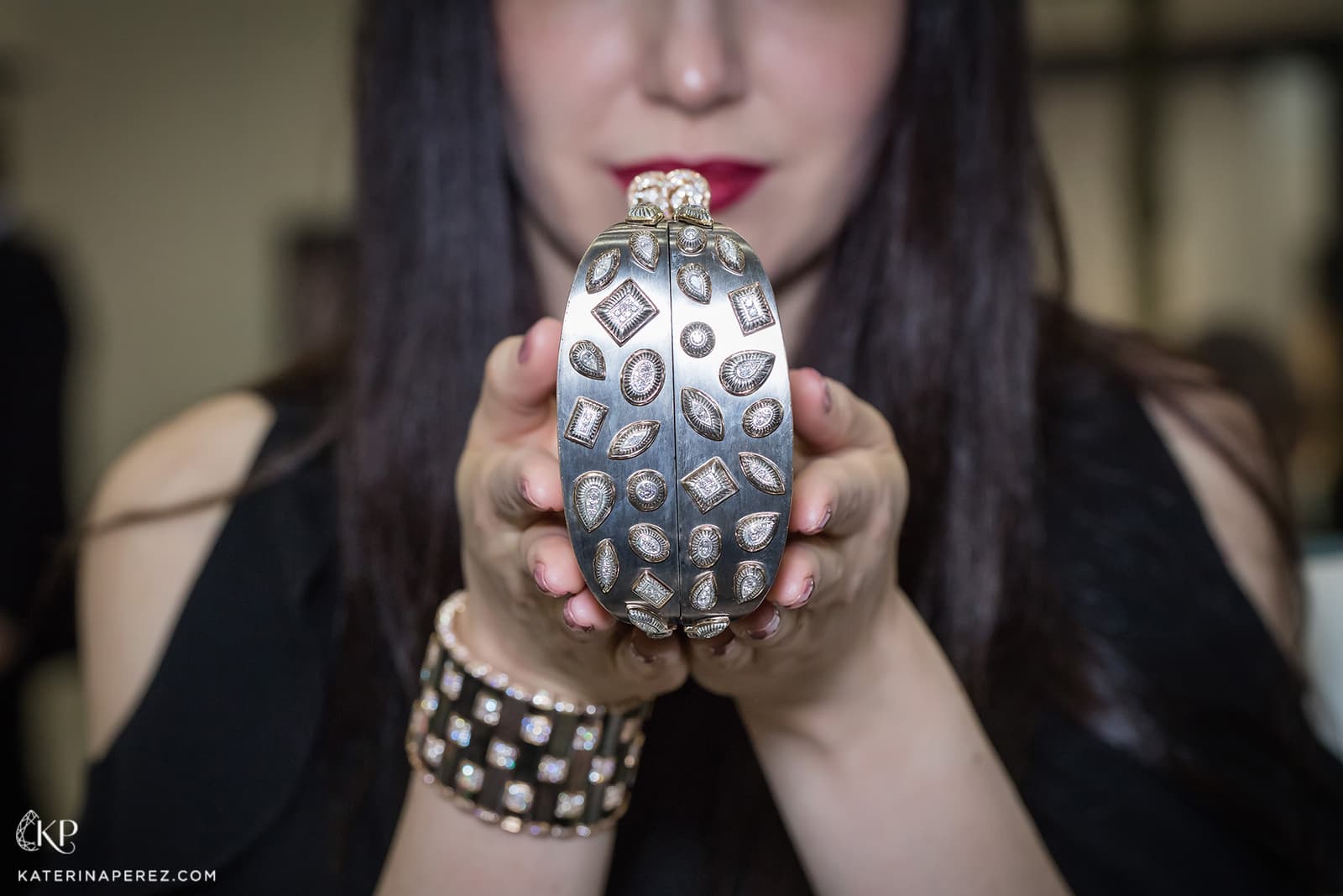  Different diamond cuts set in engraved gold decorate the edges of Tabbah's one-of-a-kind clutch 