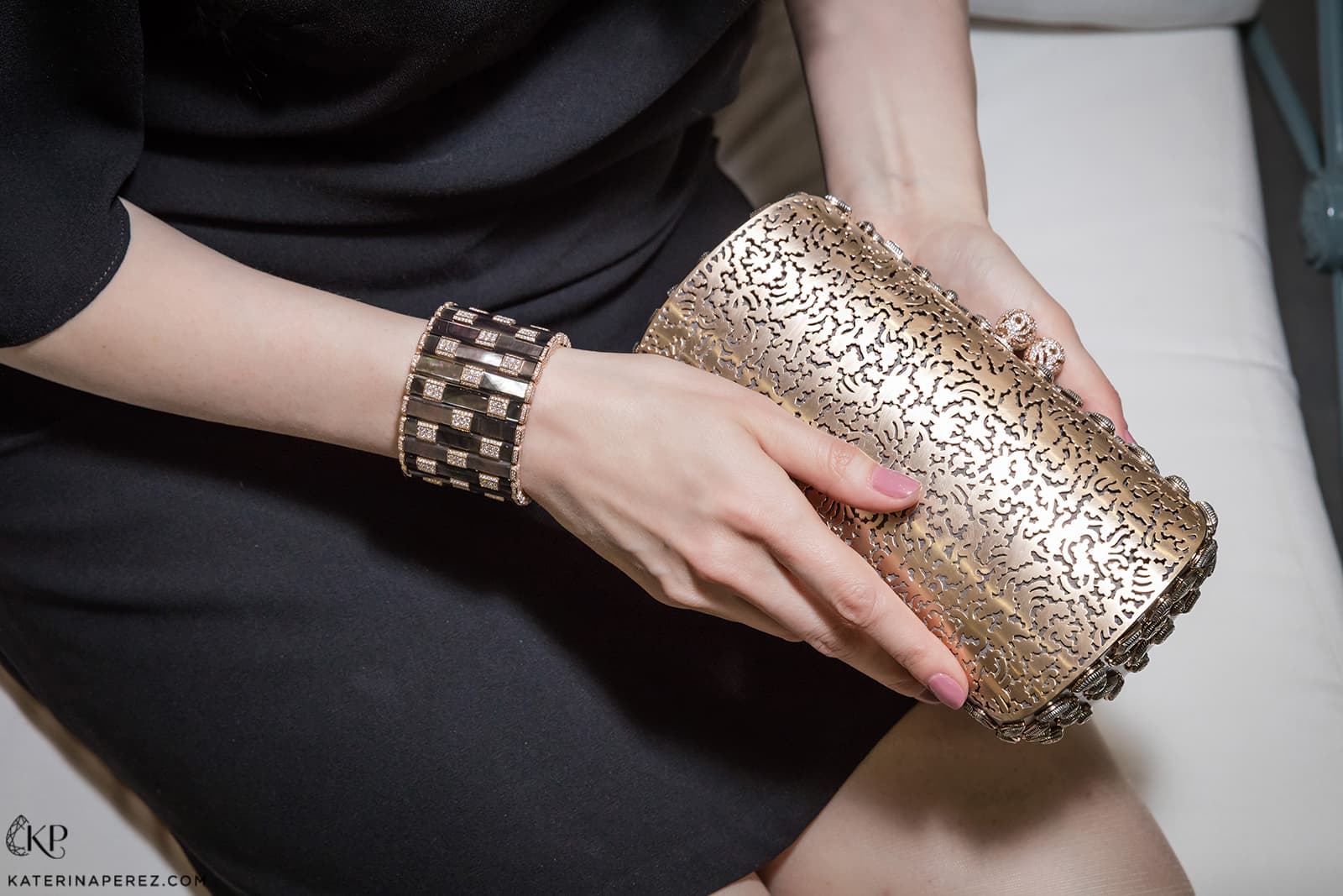 A beautifully engraved 18-carat gold Tabbah clutch bag