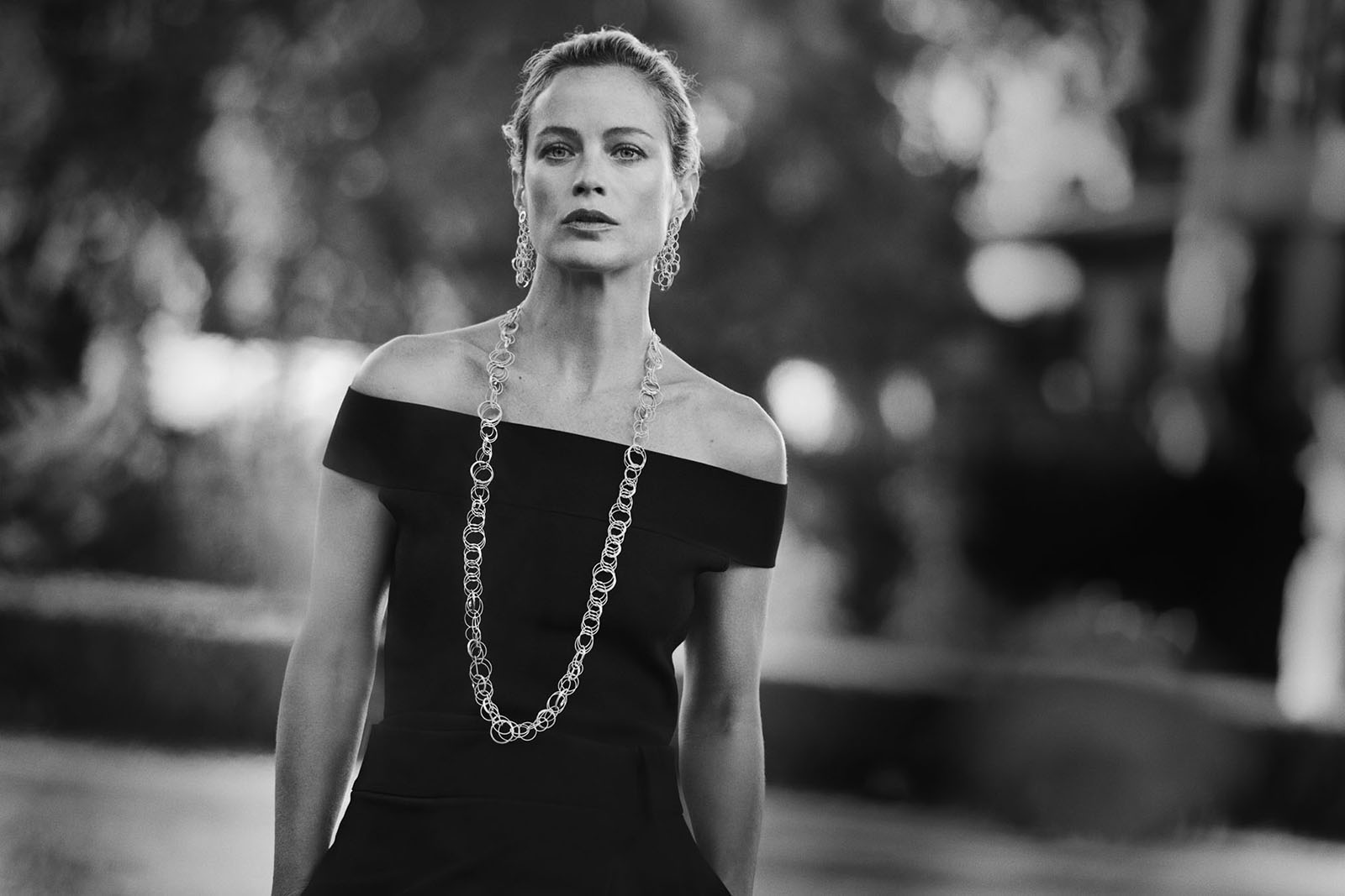 Model Carolyn Murphy wears Buccellati's iconic Hawaii gold chain necklace