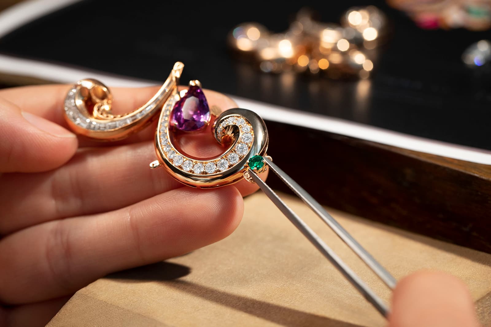  Diamond-set arabesques twist and flow between the stones