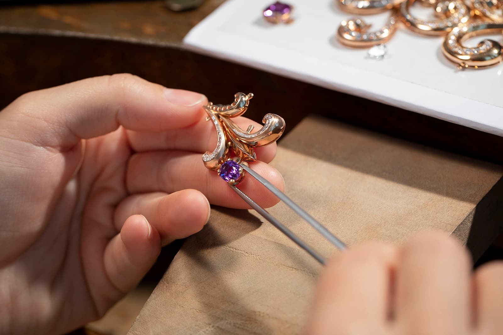  It took almost 1,000 hours to combine all the elements of the Lady Arabesque necklace into a harmonious whole