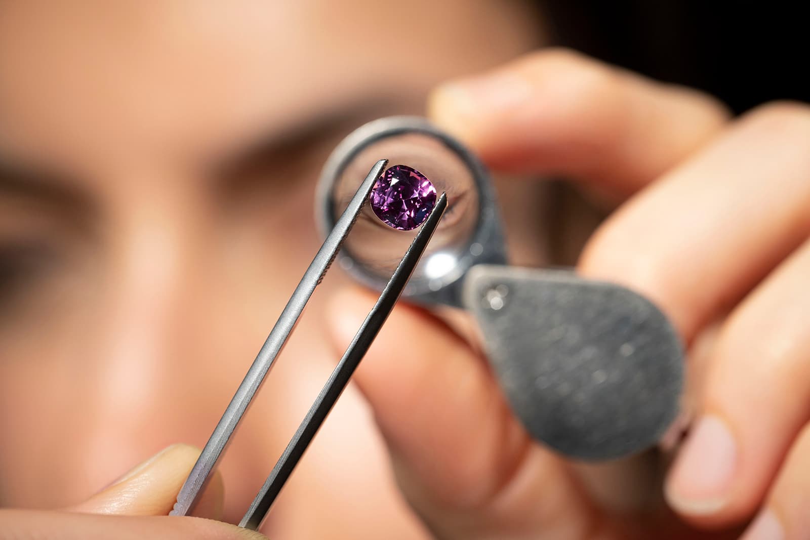  Bvlgari’s Creative Director, Lucia Silvestri, has, for the first time, combined Fancy pink sapphires and neon Paraiba tourmalines in a single jewel