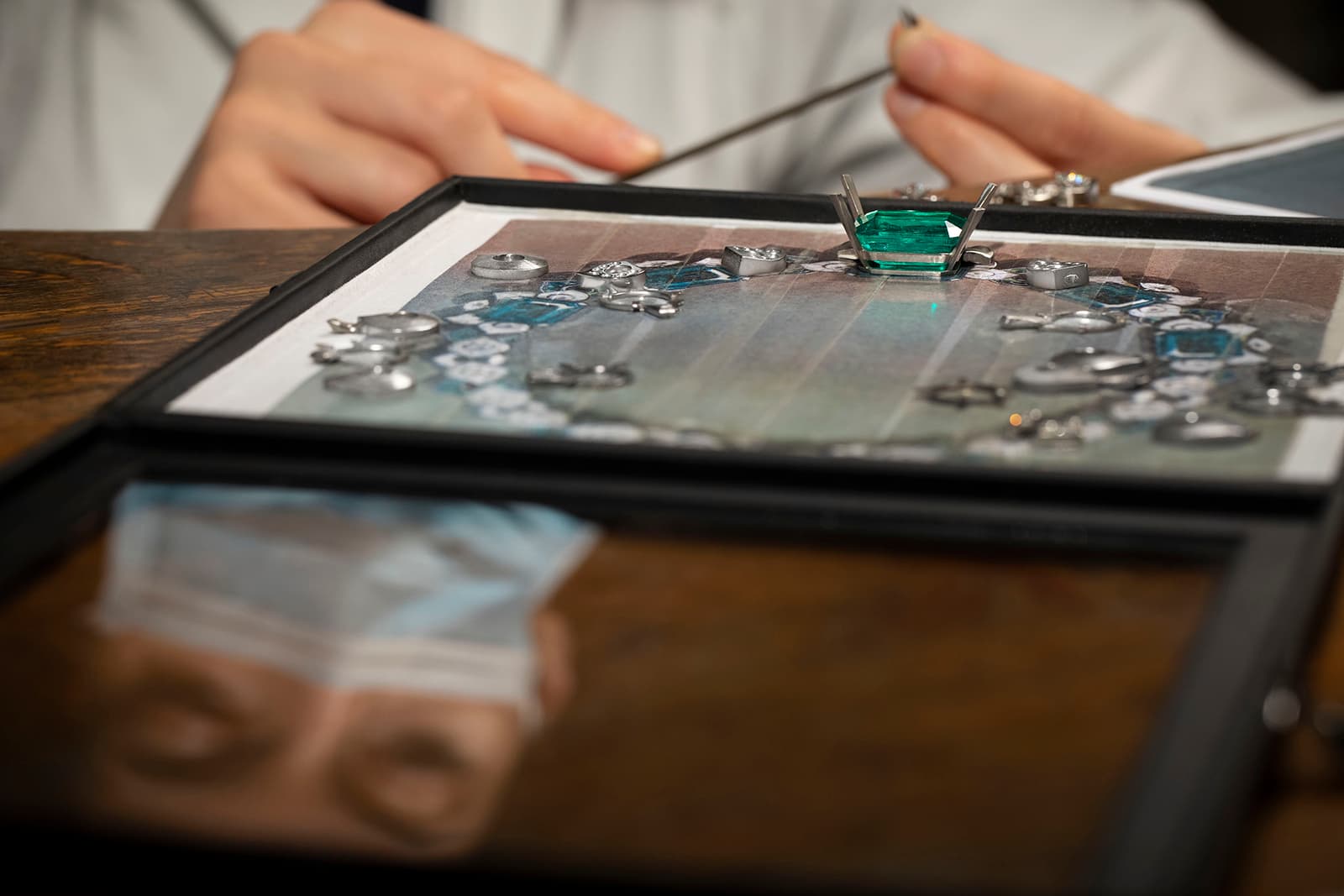  The design plays with the different geometries and colours of the precious gems