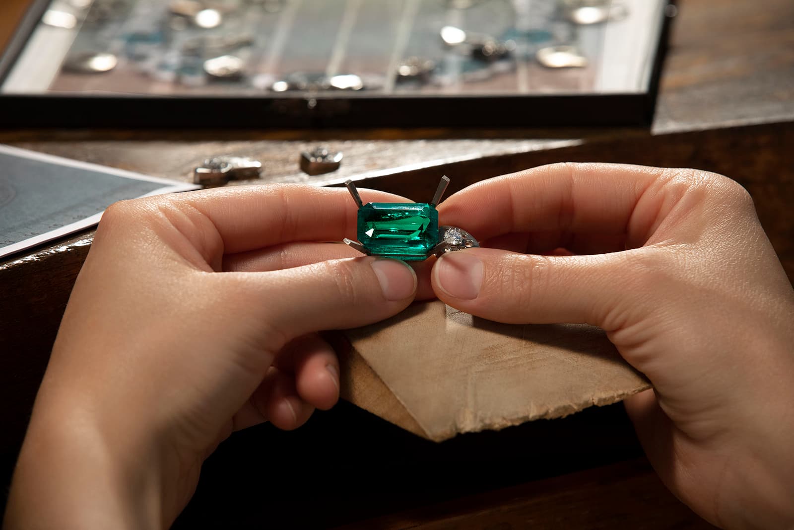  The necklace is set with five extraordinary Colombian emeralds totalling  128.00 carats