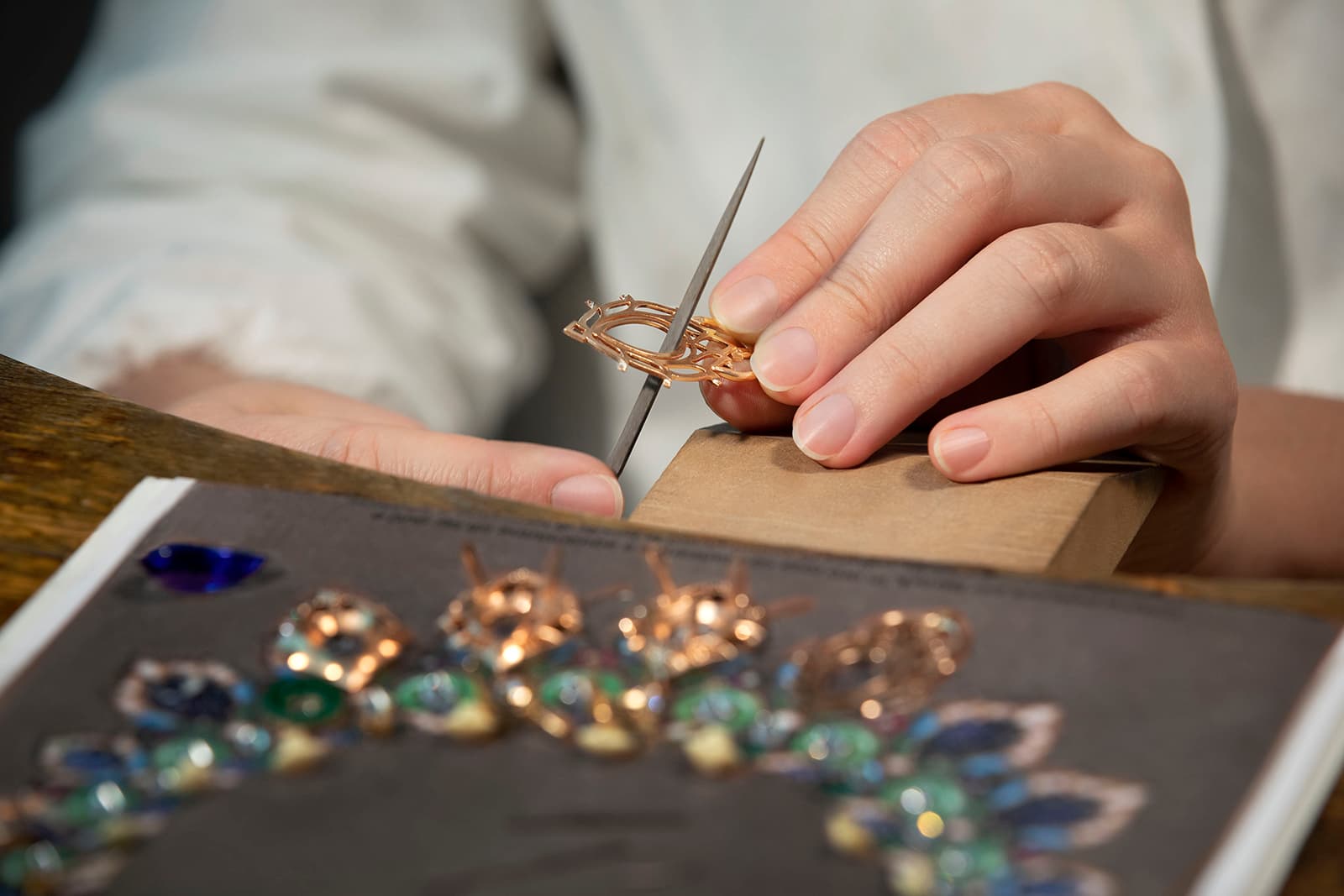  Tanzanites, aquamarines, emeralds, amethysts and turquoise are among the stones adorning this unique jewel