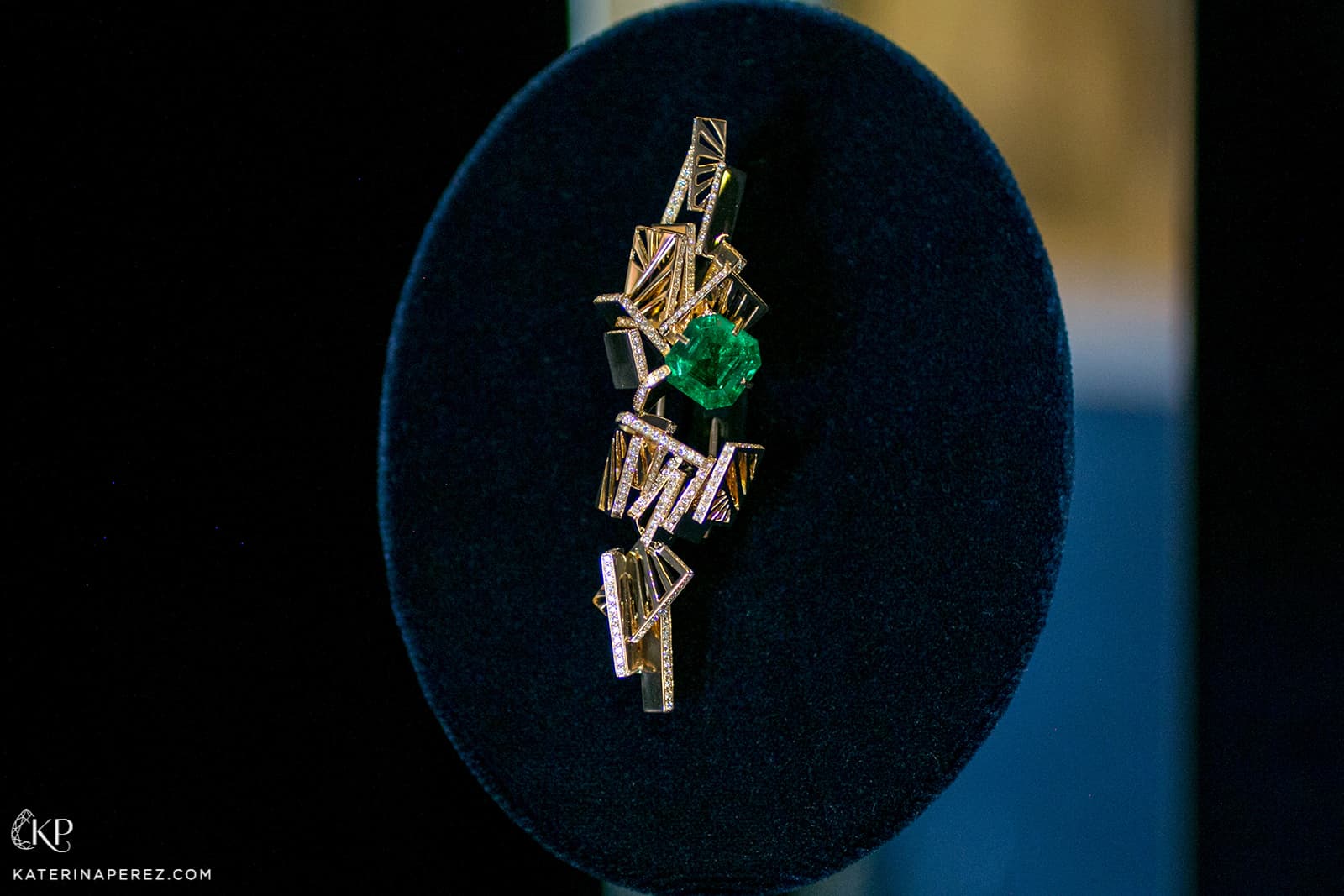 In the centre of the Skyline brooch sits a 3.76 carat emerald-cut Colombian emerald