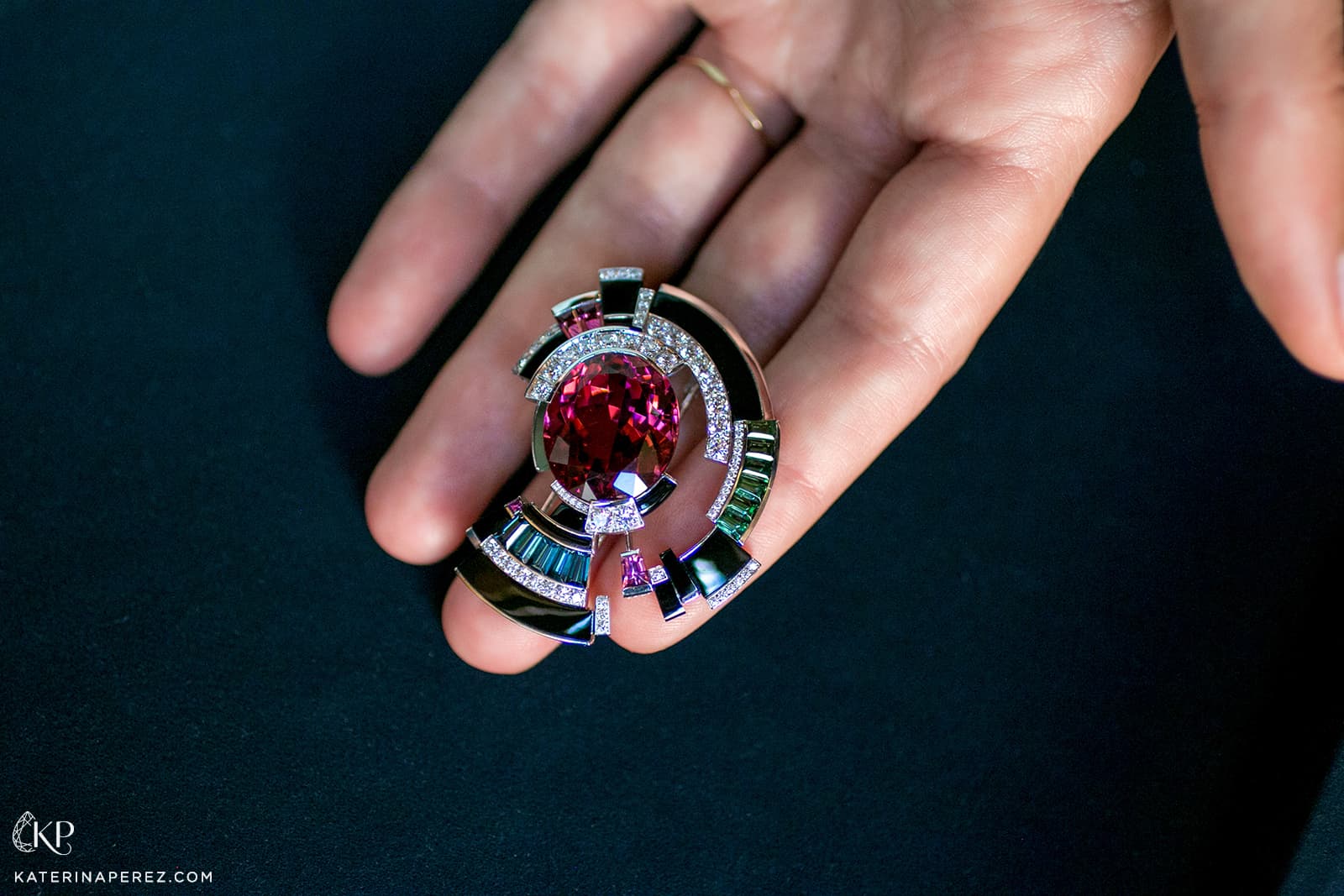  The asymmetric design of the brooch is intended to intrigue