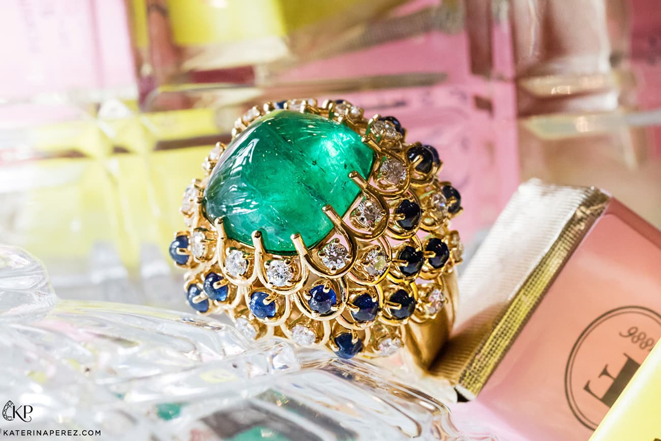 Кольцо Veschetti с изумрудом-кабошоном, сапфирами и бриллиантами