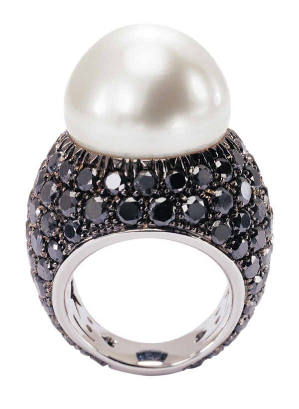 Fawaz Gruosi’s first jewellery creation, an understated but innovative ring in white gold set with a white pearl and 122 black diamonds