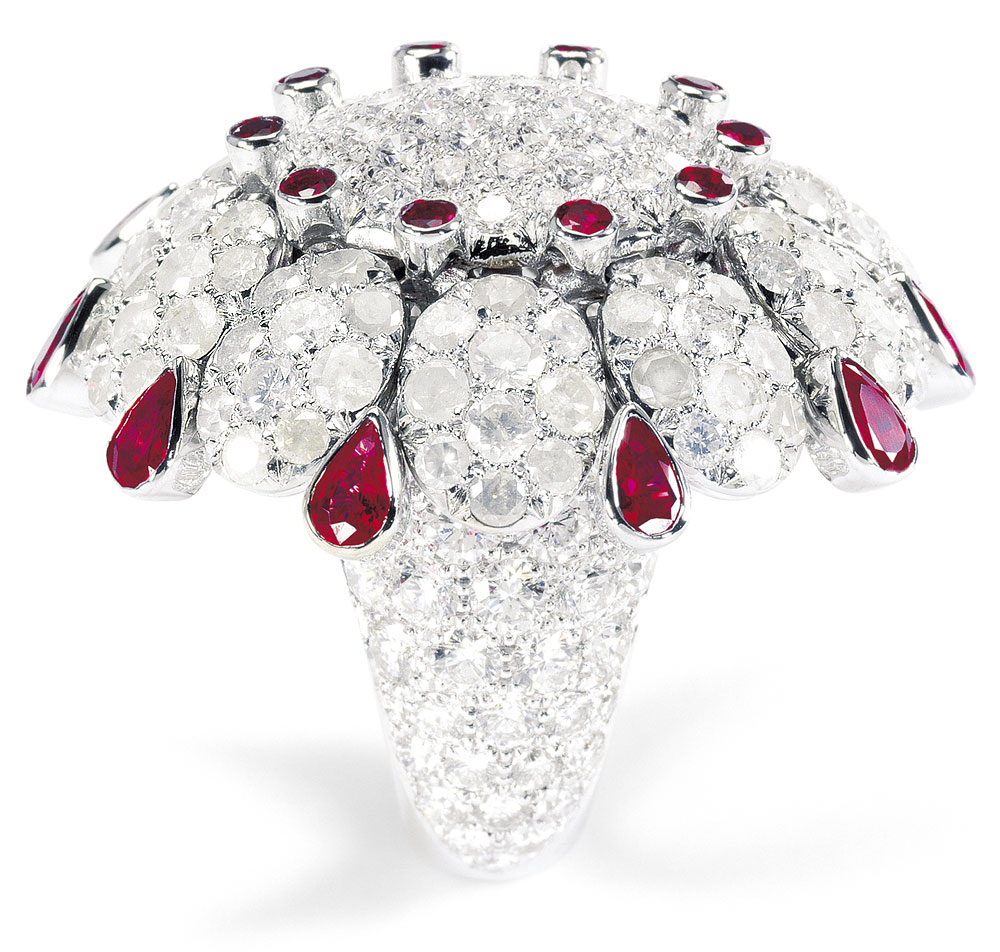 Ring in white gold, set with 7,63 carats of white diamonds, 6,53 carats of white Icy Diamonds and 2,72 carats of round and pear-shaped rubies
