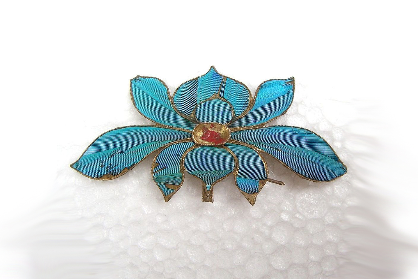  Painstakingly time-consuming to produce, each feather had to be cut into tiny pieces before combining with glue and individually inlaying them into a silver gilt frame