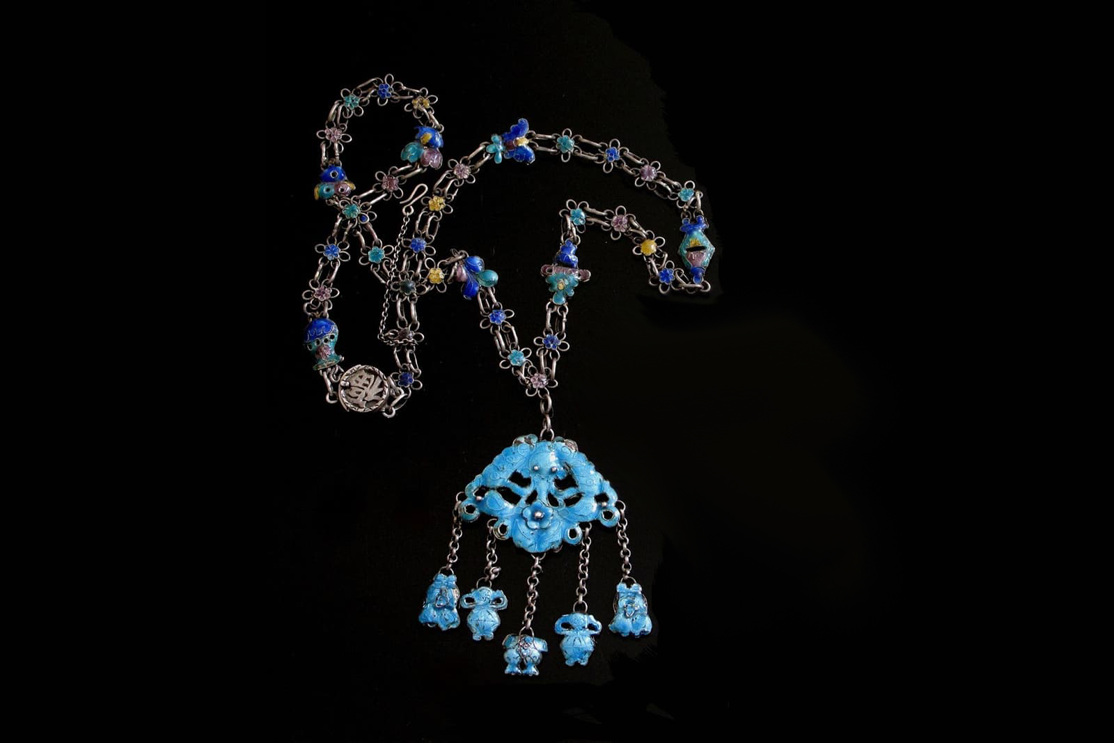  It is believed that Beijing enamel emerged as an alternative to kingfisher feather jewellery, which was incredibly difficult to make