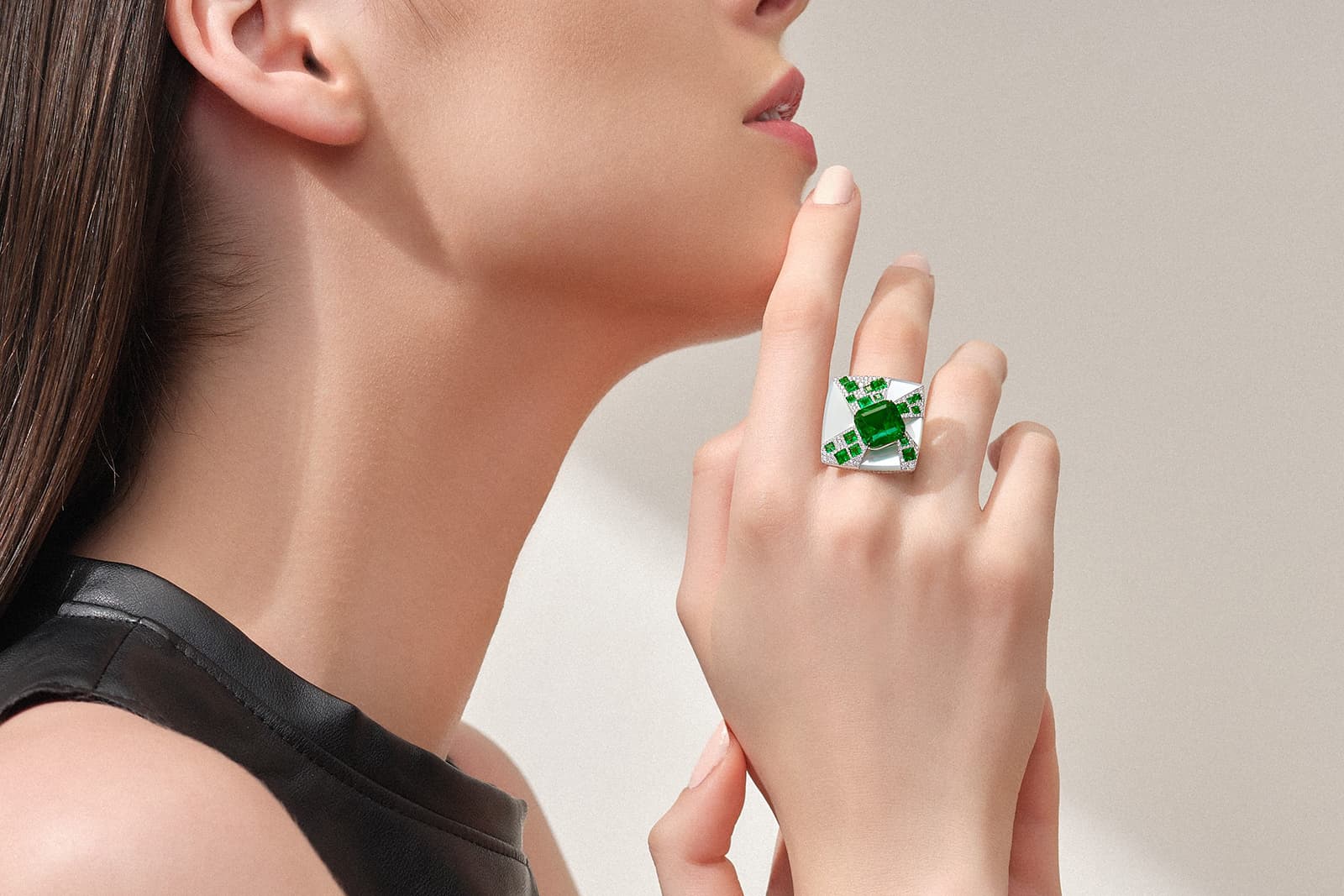  The Canvas collection takes a square canvas as its foundation, “painted” with patterns of precious stones