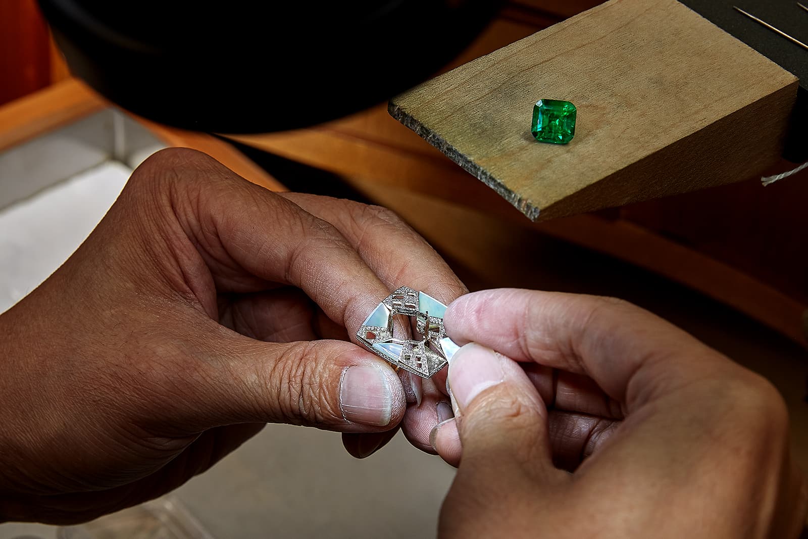  The iridescent mother-of-pearl creates a dynamic visual effect
