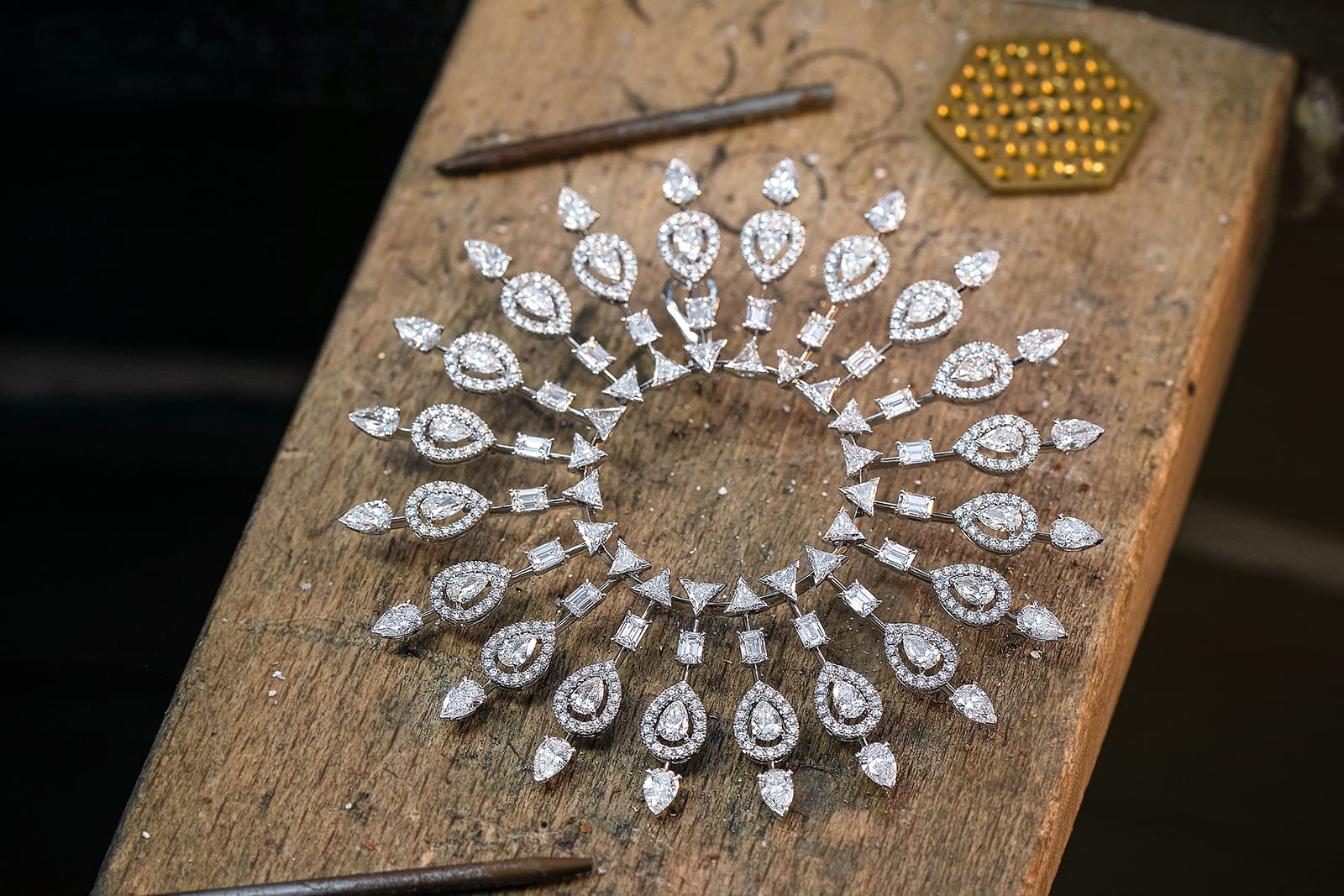  The diamonds in the XXL hoop earrings appear to hover just above the ear