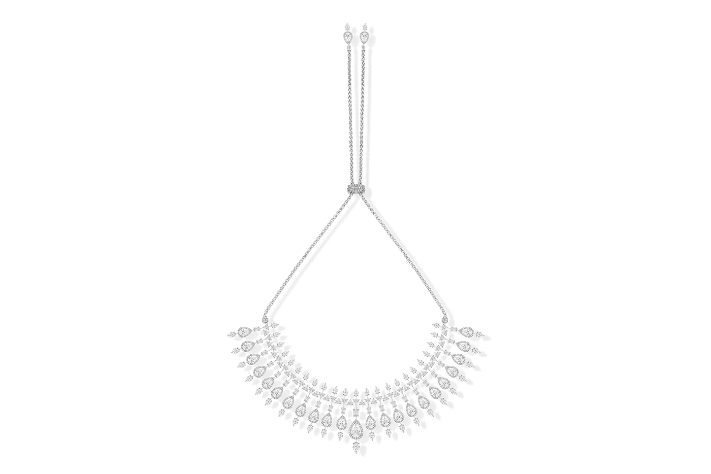  Equipped with a sliding system, the plastron necklace radiates brilliance and can be worn long or short
