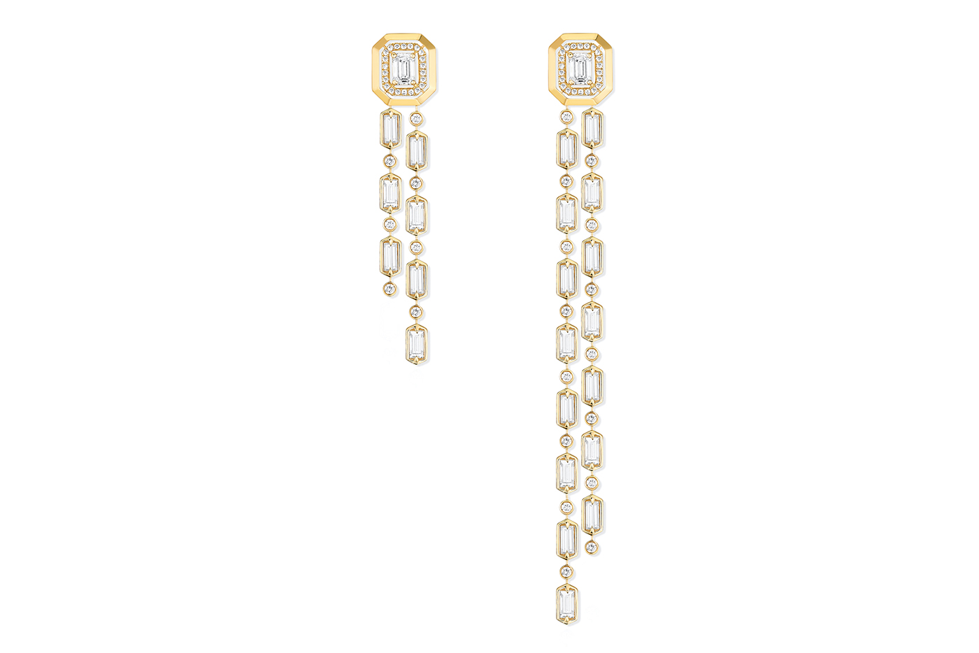  The mismatched earrings are effortlessly contemporary