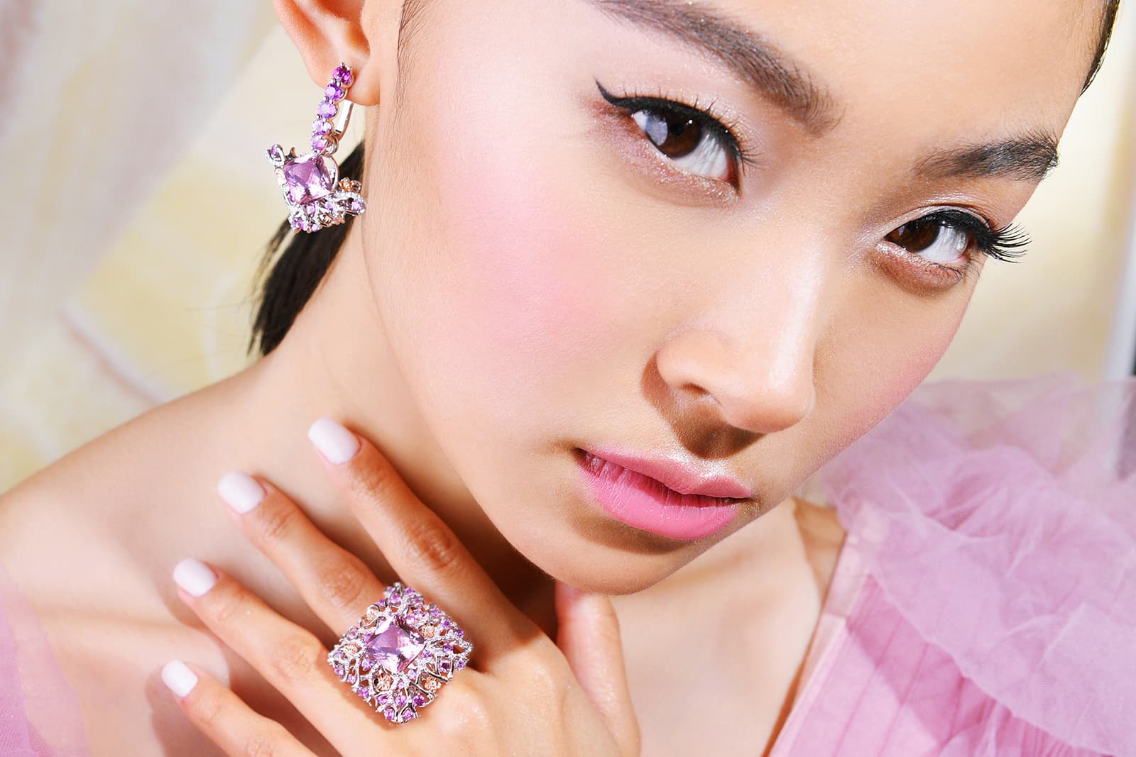  The princess cut morganite in the centre of the ring is a beautiful shade of purplish pink