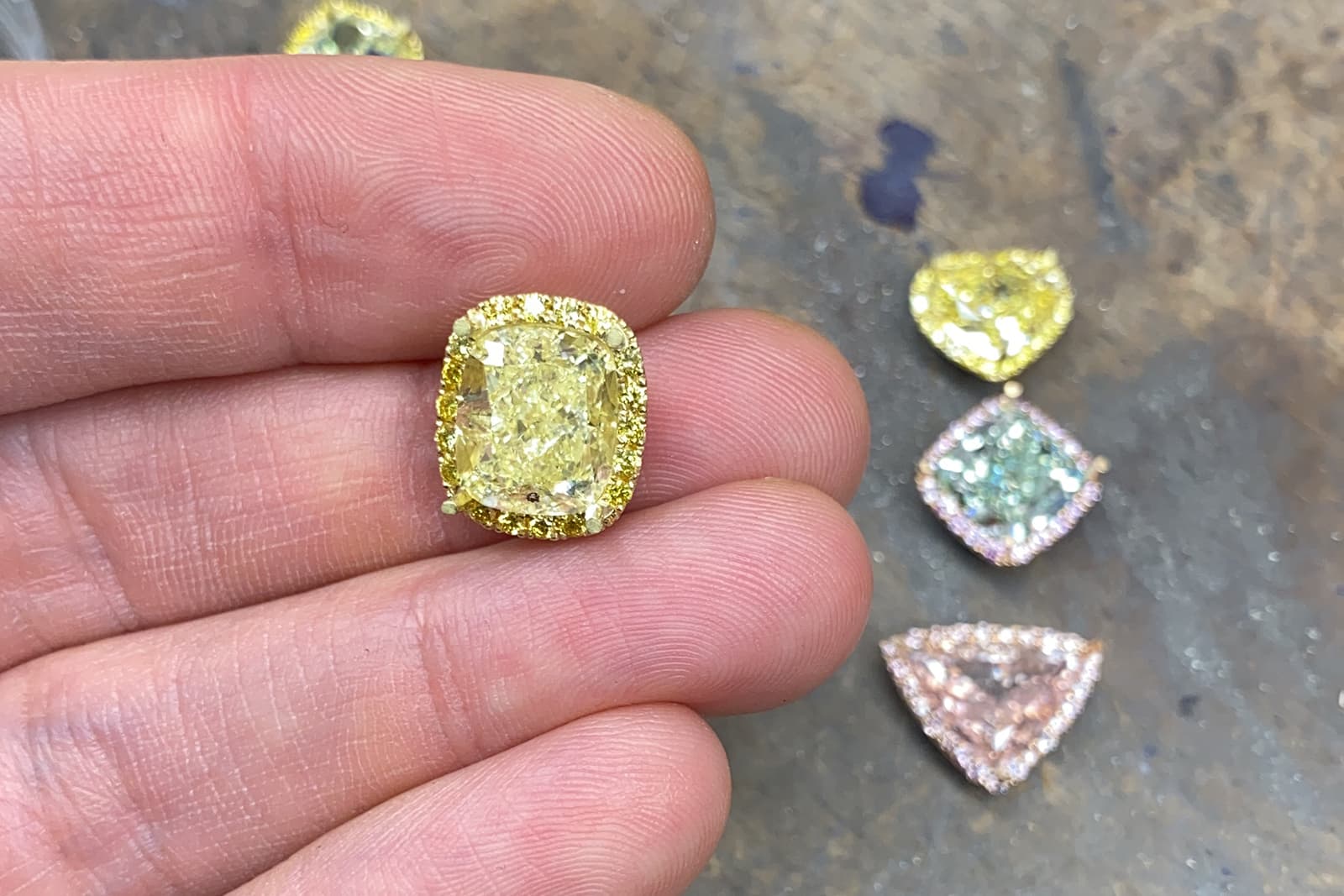  LEVUMA specialises in the supply of large white and rare fancy coloured diamonds
