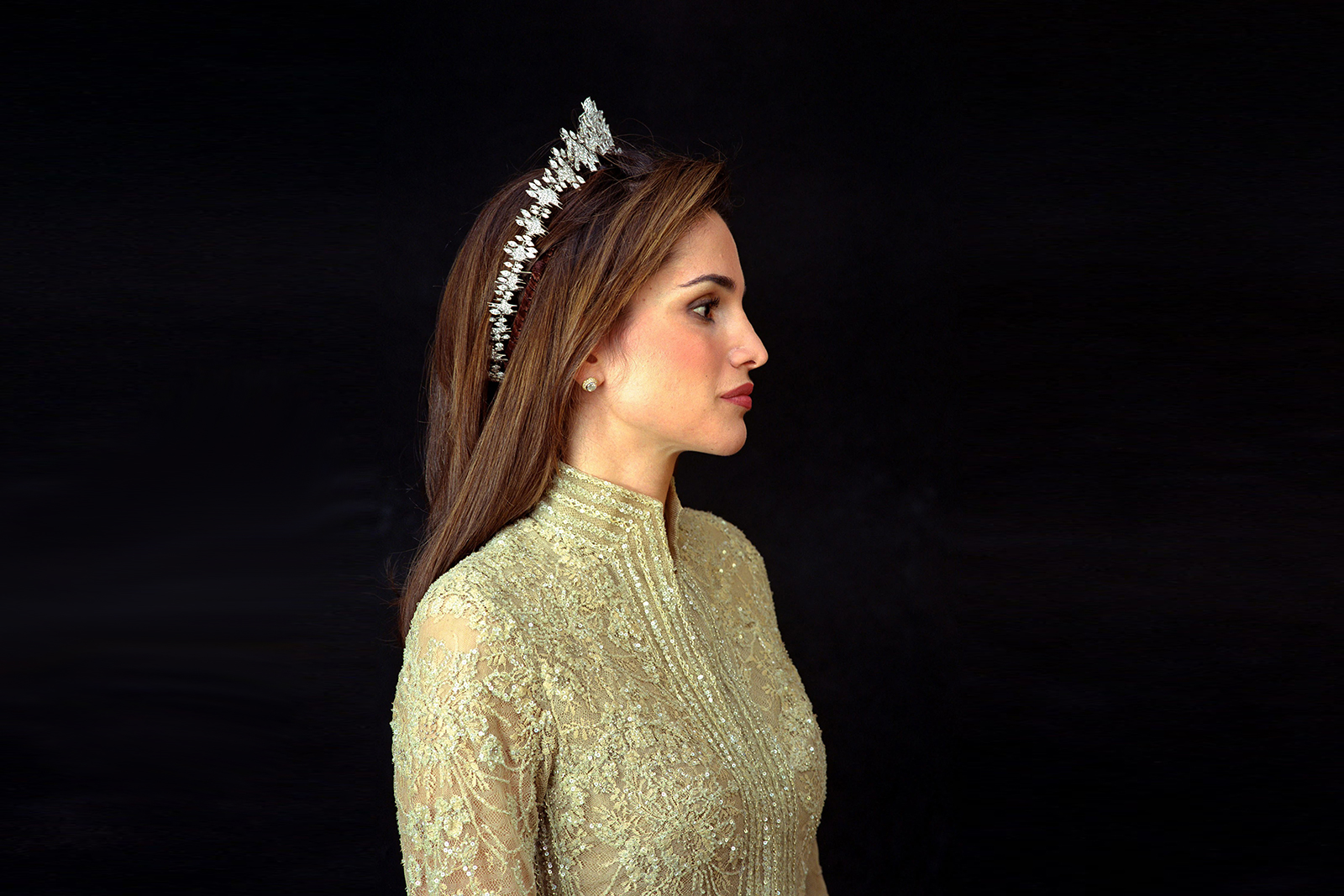  Queen Rania of Jordan wearing a Cartier tiara, the design of which resembles an intricate floral wreath