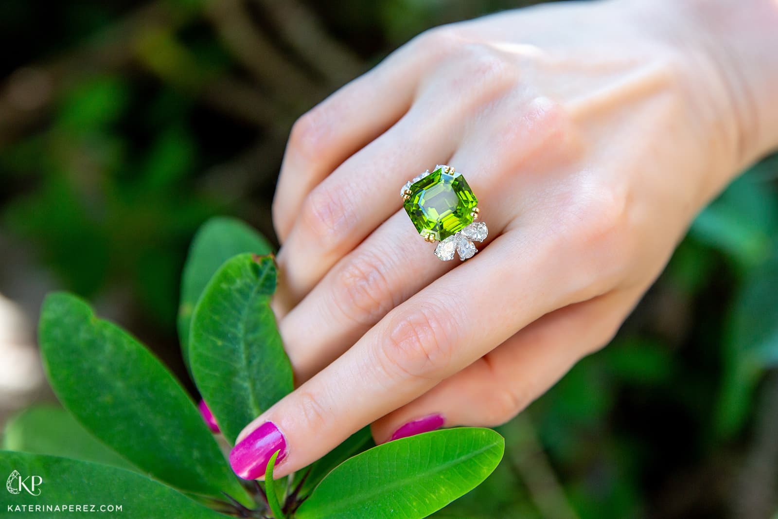  Vintage ring featuring a magnificent 14.81 carat peridot accompanied by six pear-shape diamonds in platinum and yellow gold, circa 1960s