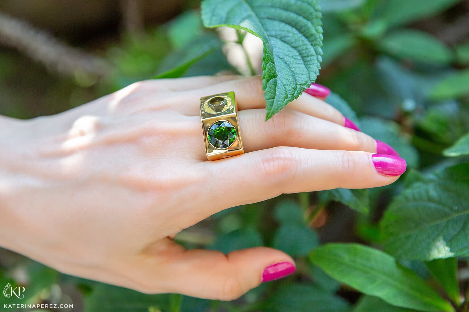  Contemporary round citrine and peridot ring in 18 carat yellow gold
