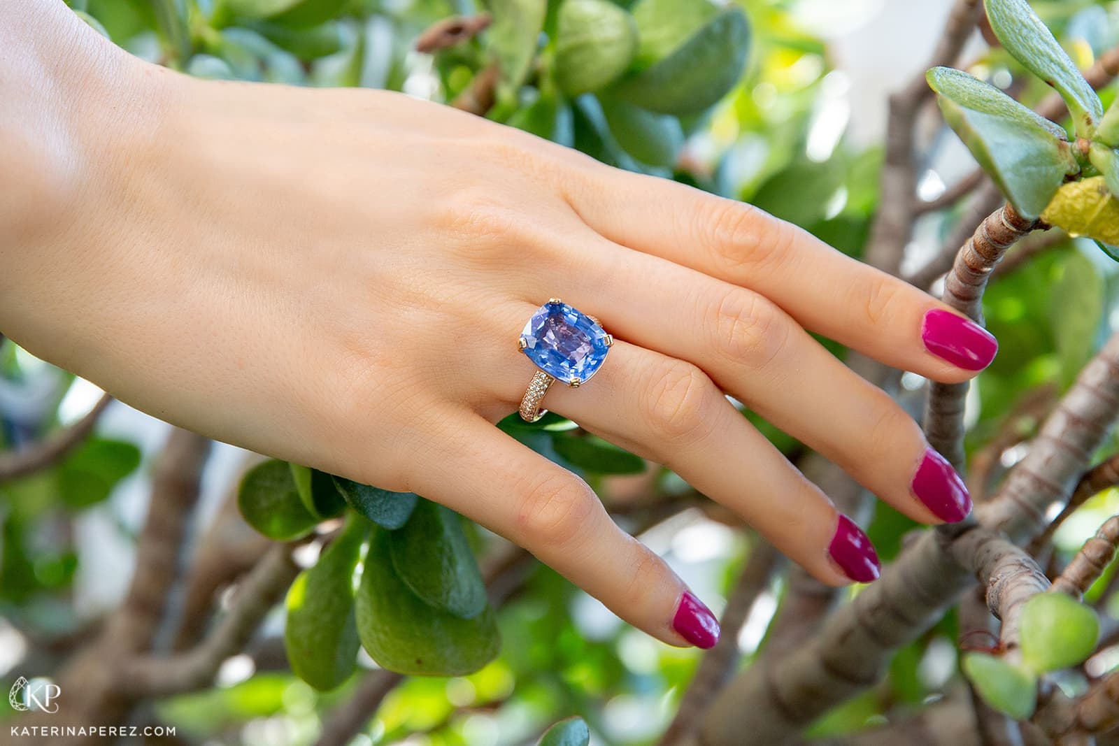 Contemporary certified no heat 10.24 carat Ceylon sapphire ring with pavé diamonds in 18 carat rose gold 