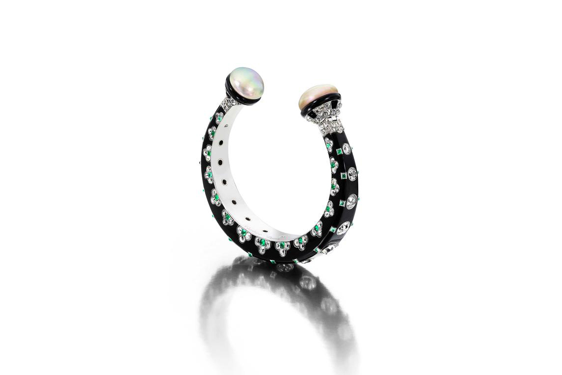  Indian-inspired Art Deco natural pearl, emerald, diamond and onyx bangle by Cartier, circa 1925. Credit: Siegelson