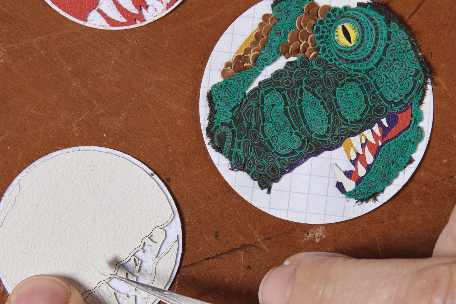 The dino’s domed cabochon eye is made of Grand Feu enamel