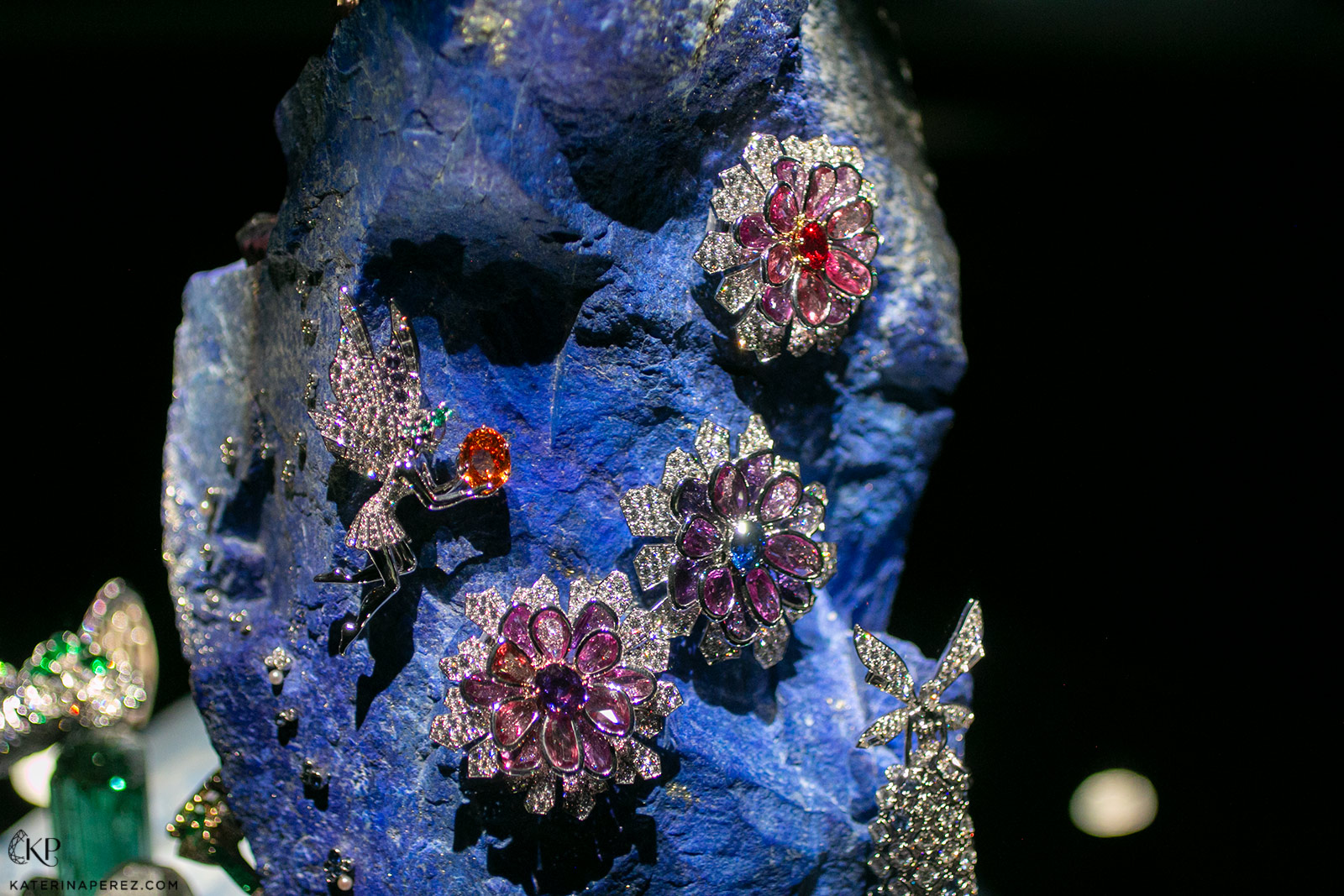 The Oleander flowers, which can be worn as brooches, showcase magnificent centre stones: a Madagascan purple sapphire, a Mozambican ruby and a Sri Lankan blue sapphire 
