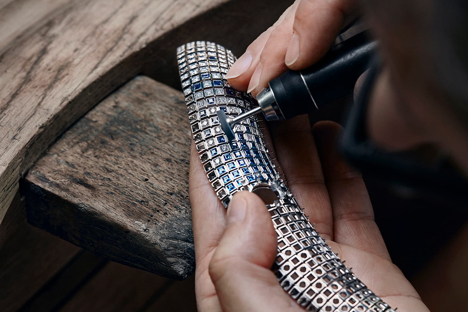  The high jewellery necklace features an intricate latticework of diamonds and sapphires
