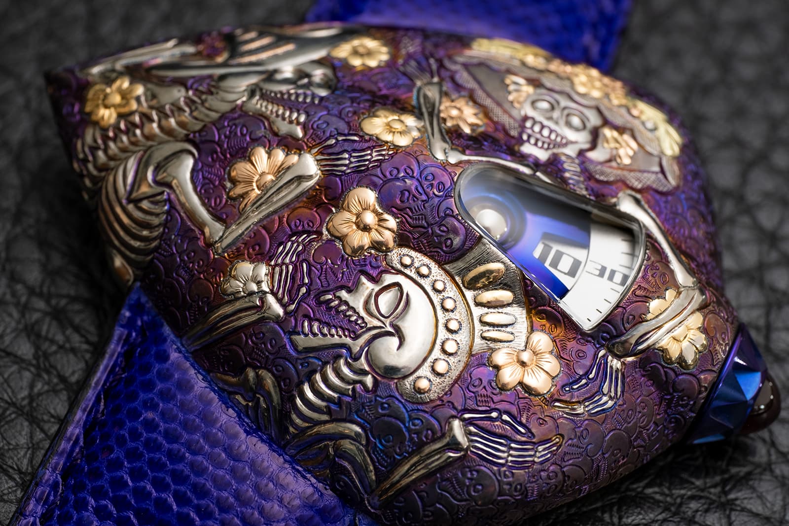 Michèle Rothen, one of the top artist-engravers in Switzerland, was called upon to decorate the case of De Bethune's DW5 Cempasúchil