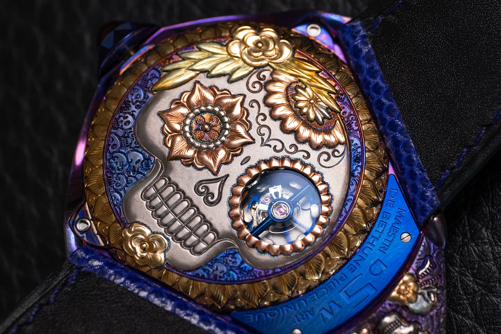  On the reverse of the case a classic Calavera is revealed, with huge eye sockets. Through one of them, the movement’s balance-spring can be admired