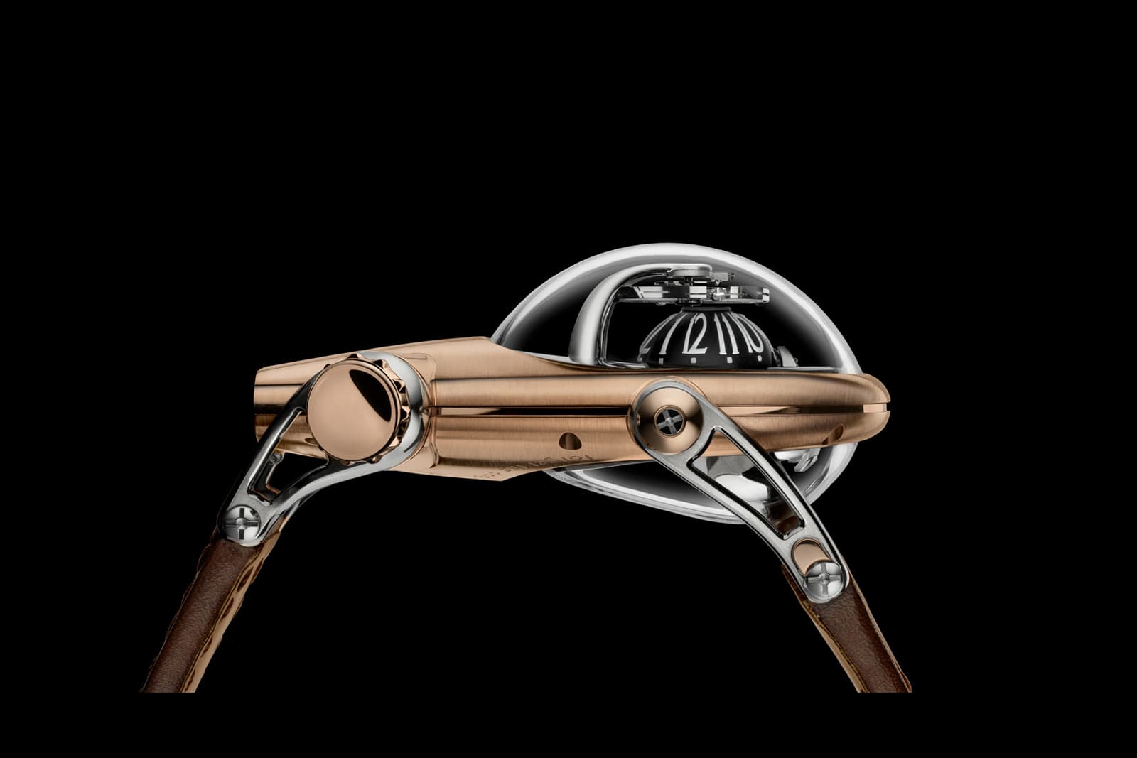  The Bulldog's “collar” is studded with projections that allow you to wind the mainspring or set the time