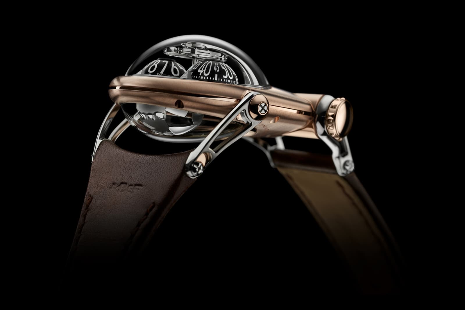  It is the expressive mouth that truly captures the Bulldog's canine spirit, with a 3D power reserve indicator with hinged jaws that open and close to indicate the degree of charge 