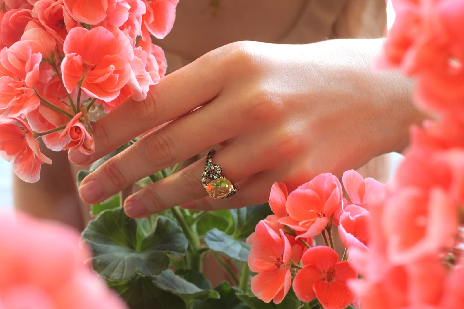  Vanessa Martinelli's Lotus Flower lemon citrine ring with multi-coloured sapphires in 18 carat white gold 