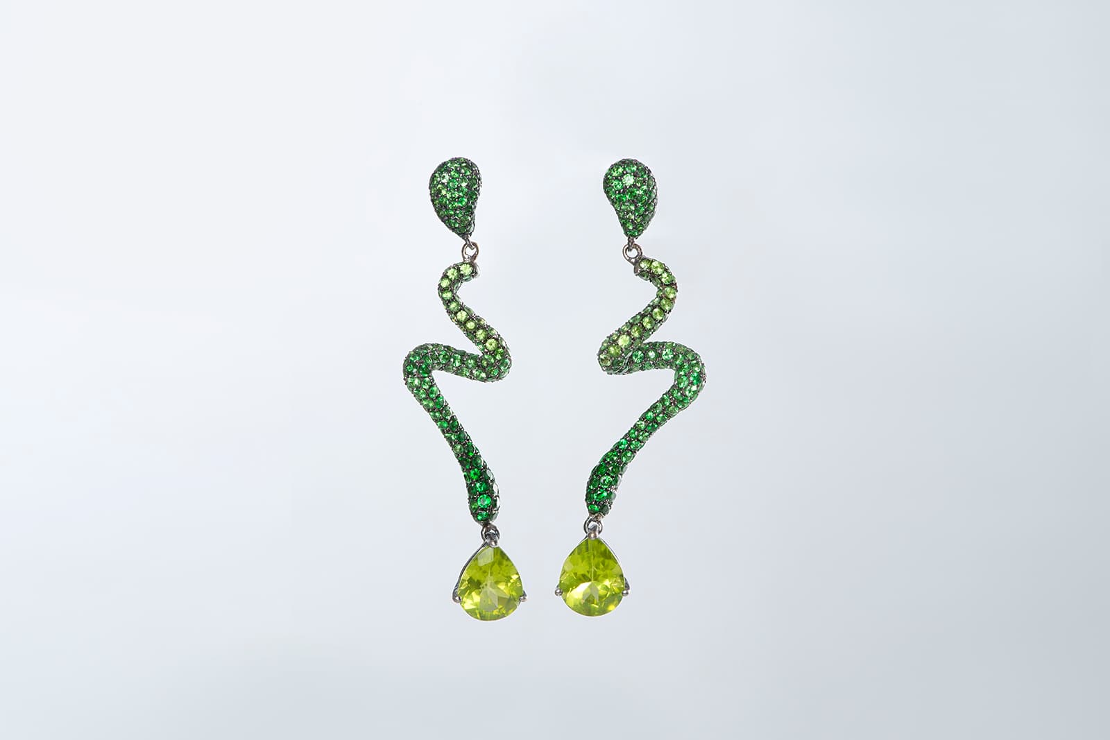  Vanessa Martinelli The Garden Amrita pear shape peridot and tsavorite earrings