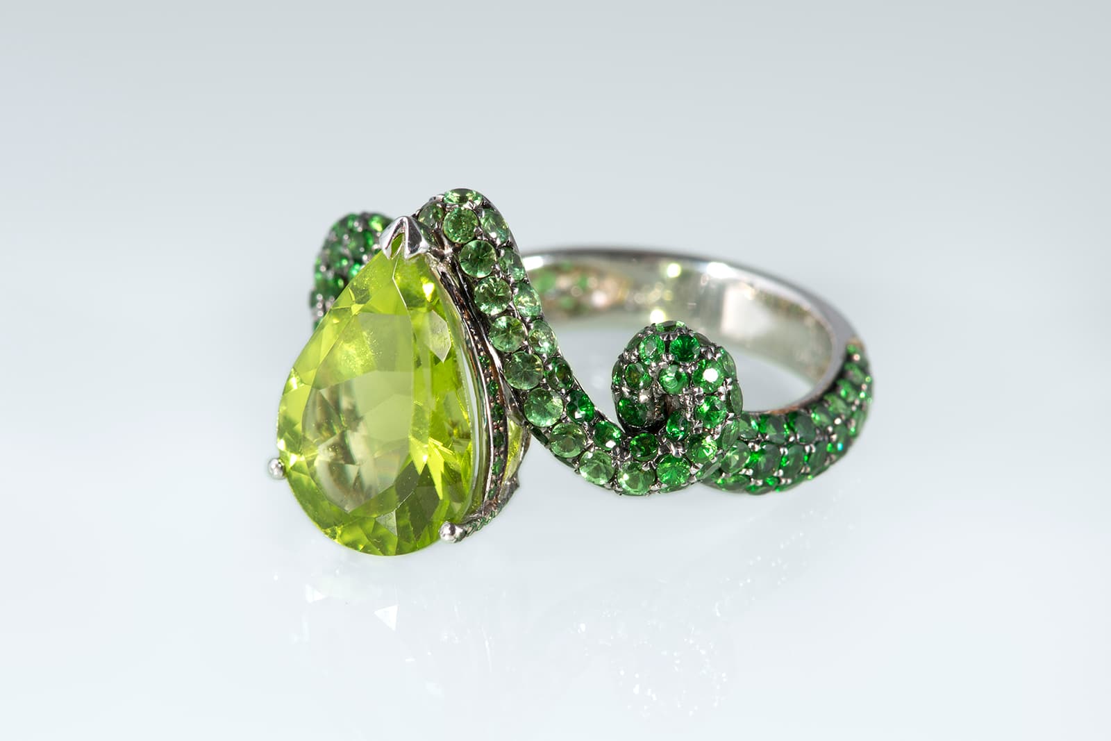 Vanessa Martinelli The Garden Amrita pear shape peridot and tsavorite ring