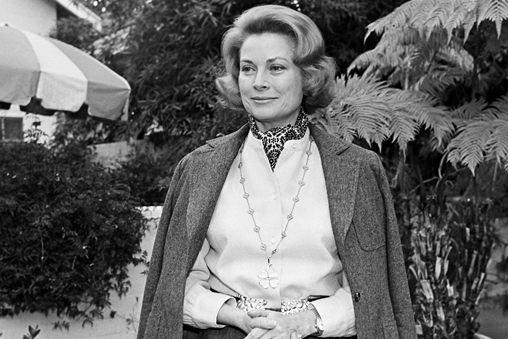 The Hollywood star Grace Kelly wearing her Alhambra sautoir by Van Cleef & Arpels