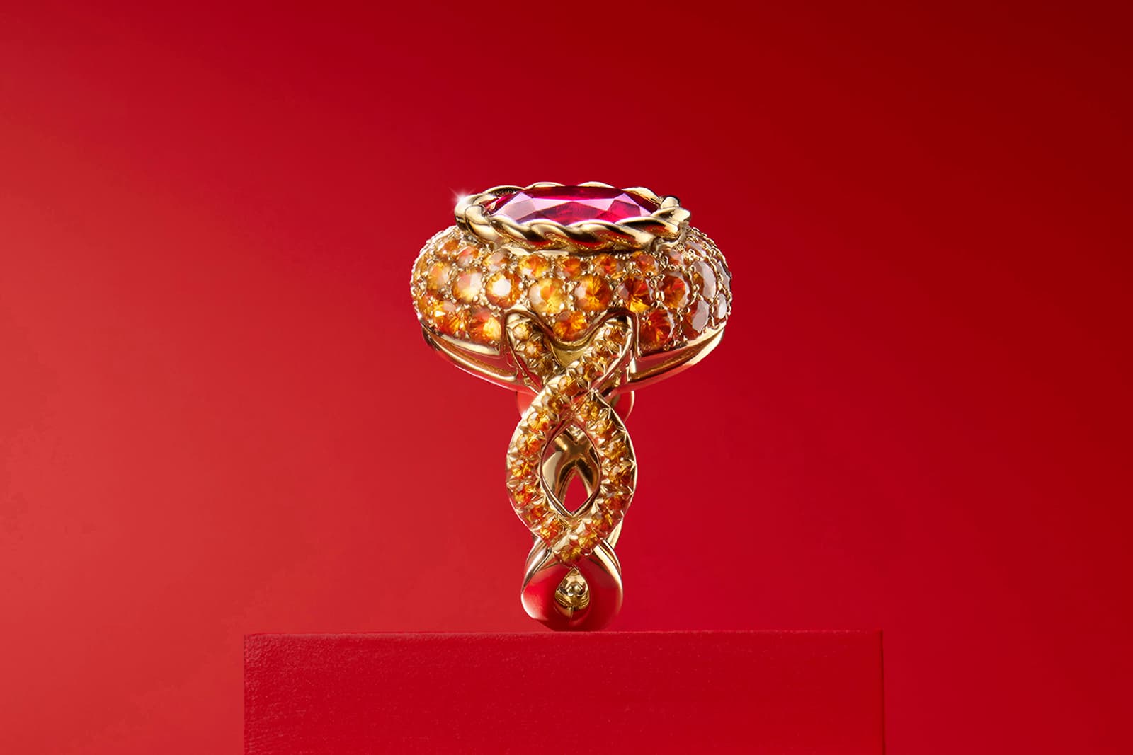  A circle of golden rope outlines the oval of the centre stone