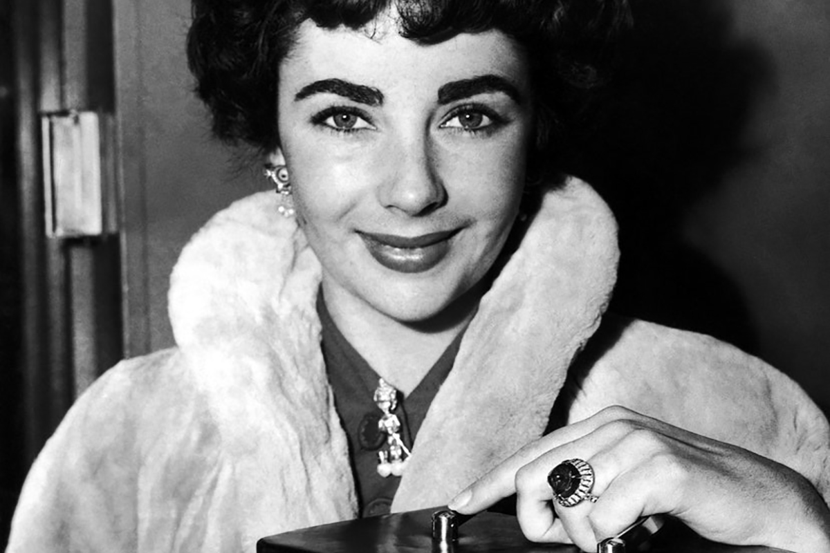 Michael Wilding proposed to Elizabeth Taylor with a sapphire and diamond engagement ring, pictured here
