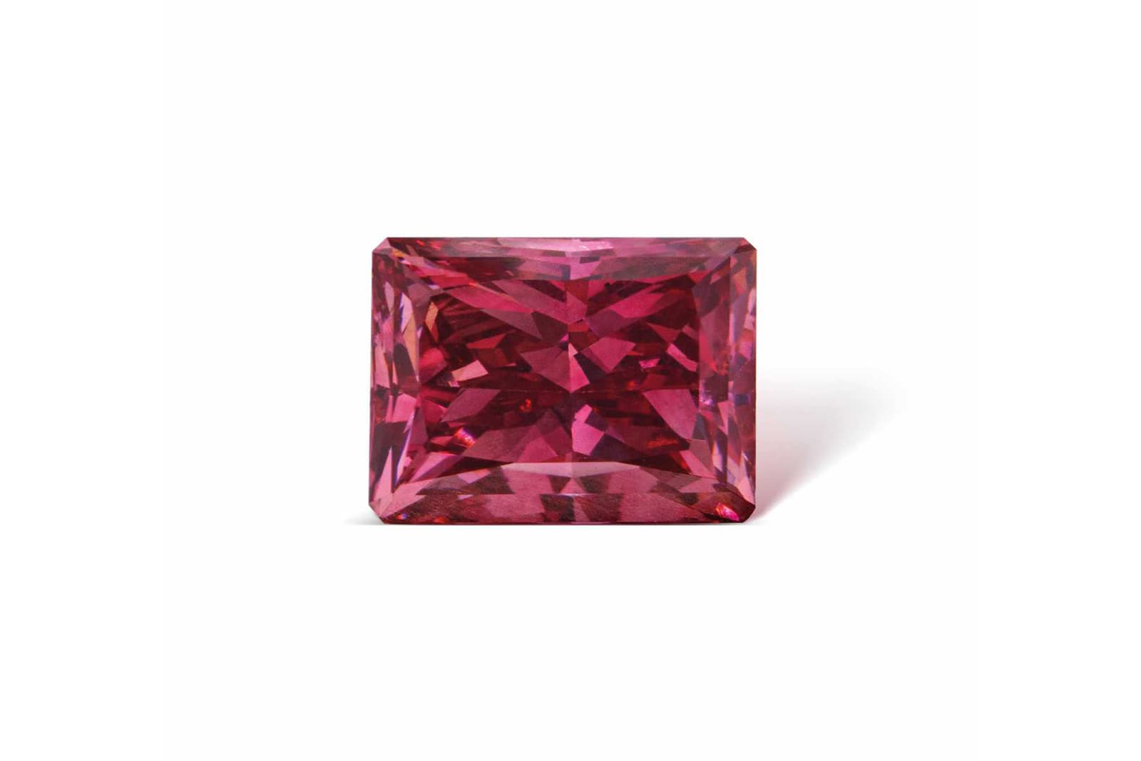  The Fancy purplish-red diamond had a high estimate of US$1.86 million