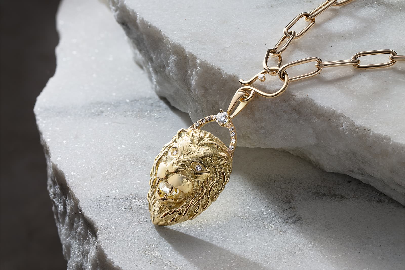  Zoë Chicco lion's head pendant with rough and polished diamonds