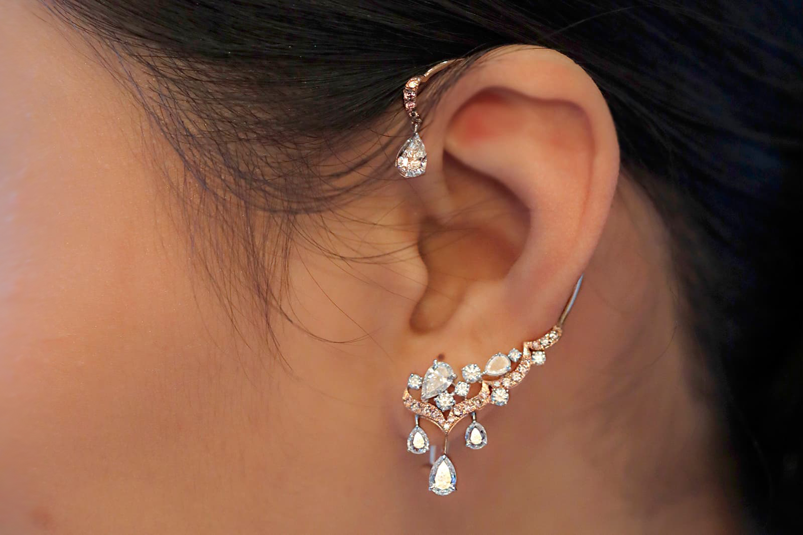  The matching HARAKH ear cuff was specially designed so that the construction is almost invisible when worn